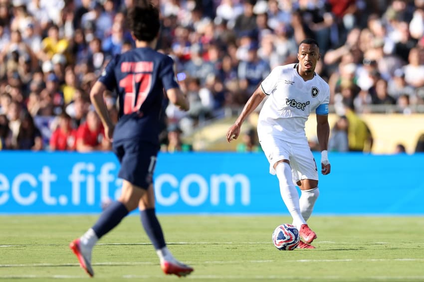 Marlon Freitas em ação no duelo entre Botafogo e PSG (Foto: Vítor Silva/Botafogo)