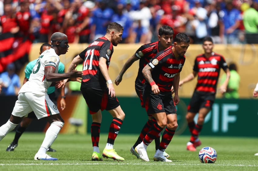 Arrascaeta antes de finalização por cima do gol contra o Chelsea (Foto: Gilvan de Souza/Flamengo)