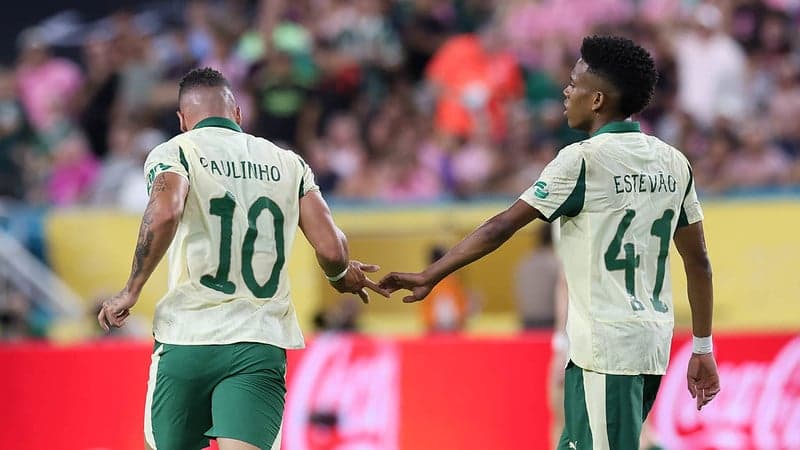 Paulinho comemora gol diante do Inter Miami ao lado de Estevão, que vai se despedir do Palmeiras depois do Mundial de Clubes da Fifa. (Foto: Cesar Greco/ Palmeiras)