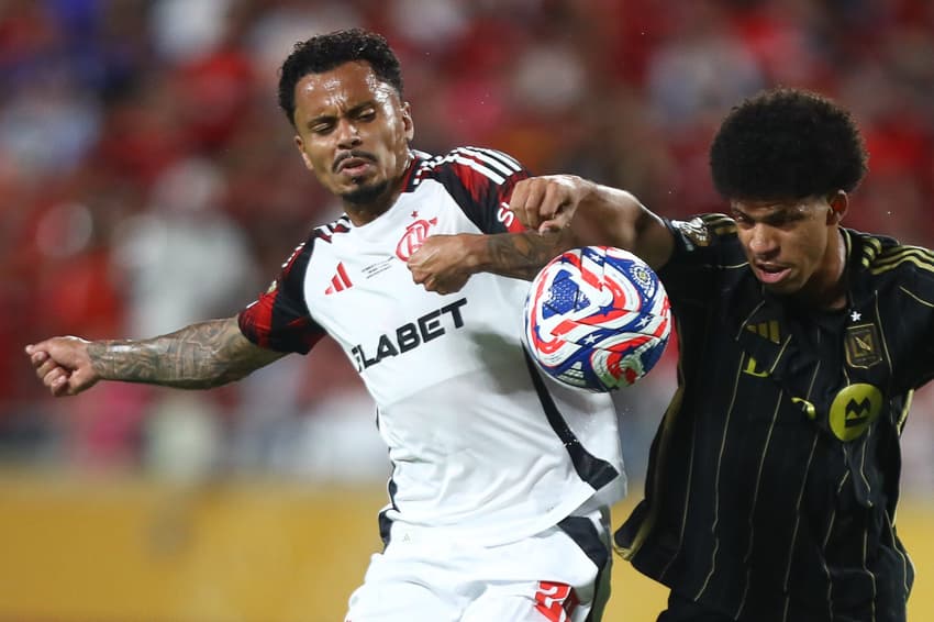 Allan disputa a bola contra o Los Angeles FC (Foto: Gilvan de Souza/Flamengo)
