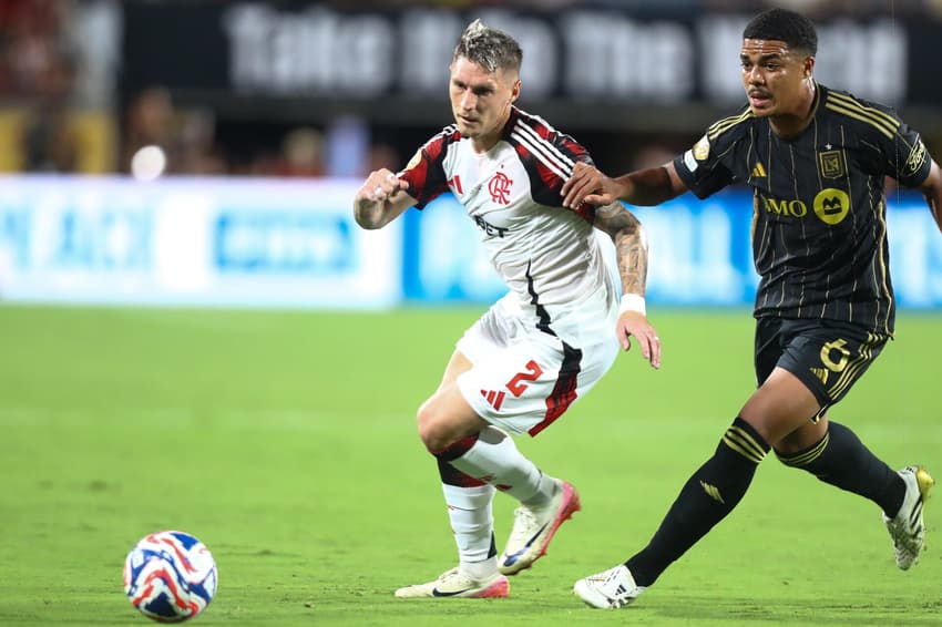 Varela em ação contra o Los Angeles FC (Foto: Gilvan de Souza/Flamengo)