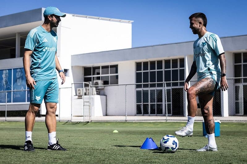 Meia Matheus Henrique, do Cruzeiro, em treino na Toca da Raposa (Foto: Gustavo Aleixo/Cruzeiro)