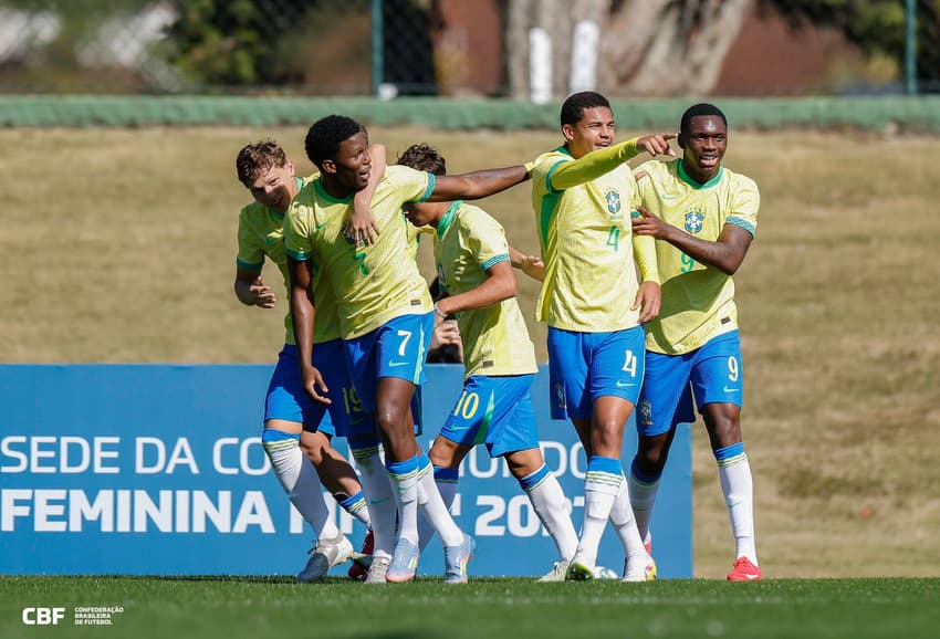 Ruan Pablo e Dell comemoram gol da Seleção em amistoso contra o México (Foto: Rafael Ribeiro / CBF)