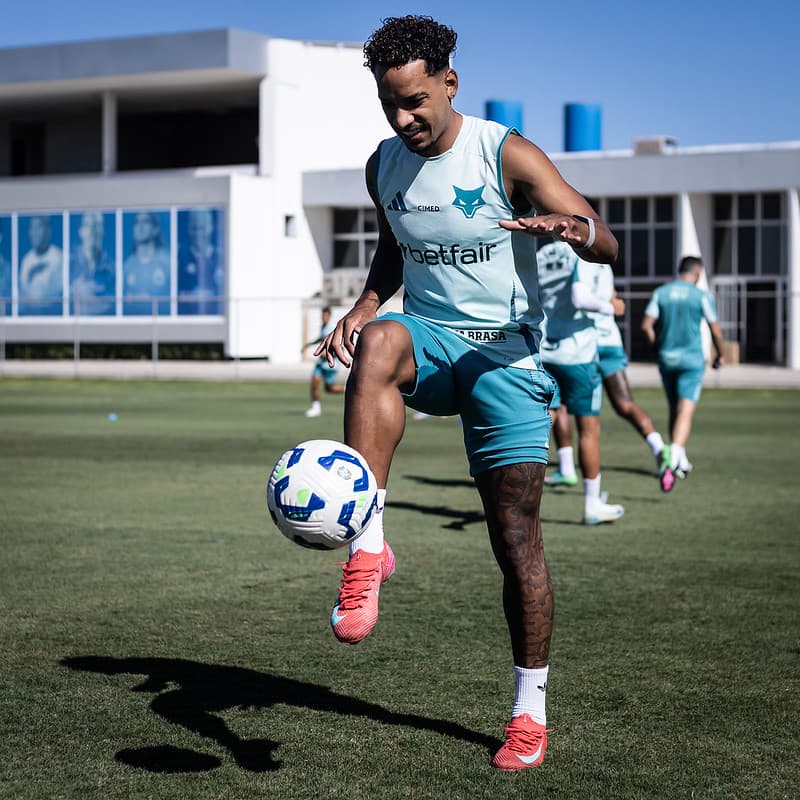 Meia Matheus Pereira, do Cruzeiro, em treino na Toca da Raposa (Foto: Gustavo Aleixo/Cruzeiro)