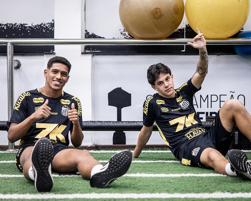 Souza e JP Chermont na reapresentação do Santos, no CT Rei Pelé. (Foto: Raul Baretta/Santos FC)