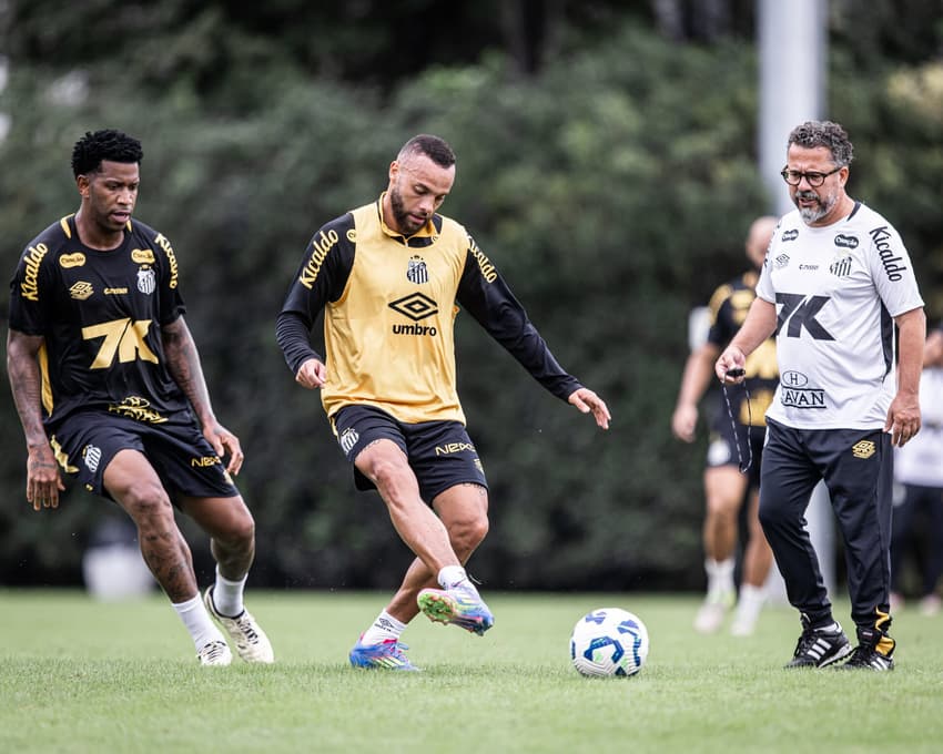 Cleber Xavier comandou a segunda atividade no retorno (Foto: Raul Baretta/ Santos FC)