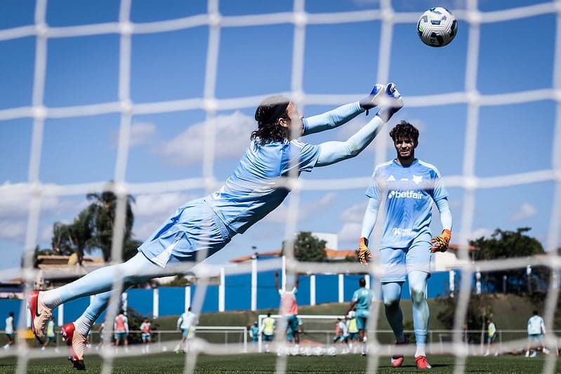 Goleiro Cássio, do Cruzeiro, em treino na Toca da Raposa (Foto: Gustavo Alexio/Cruzeiro)