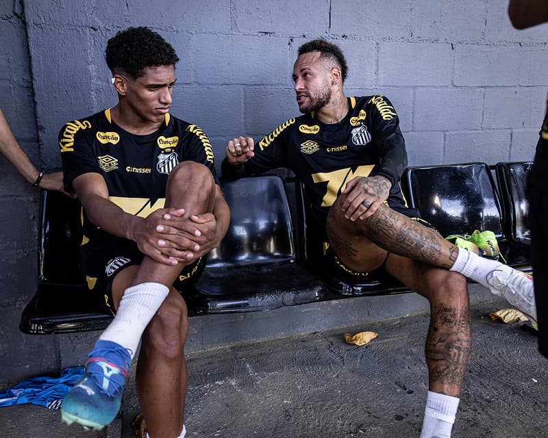 Souza e Neymar durante treino do Santos, no CT Rei Pelé. (Foto: Raul Baretta/ Santos FC)