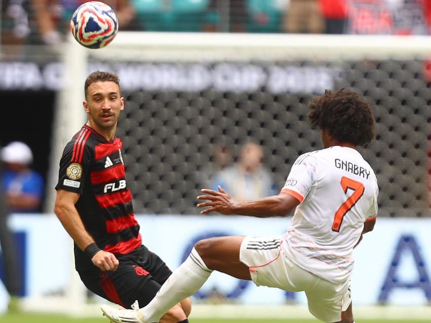 Léo Ortiz é marcado por Gnabry na saída de bola (Foto: Gilvan de Souza/Flamengo)