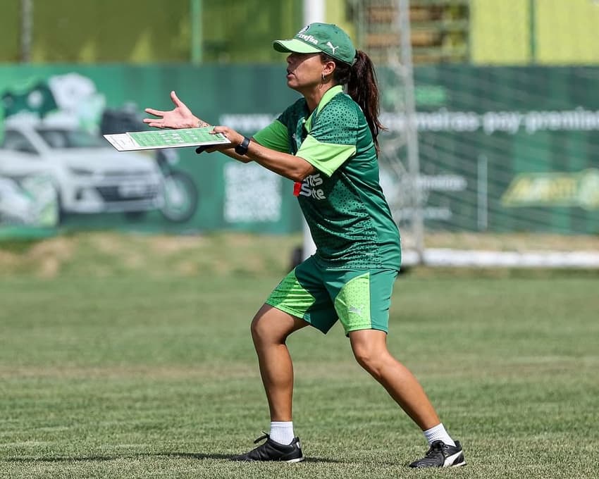 A técnica Camilla Orlando, nova comandante da Seleção Brasileira feminina sub-20, treinando o Palmeiras (Reprodução: Instagram/@camillaorlando)