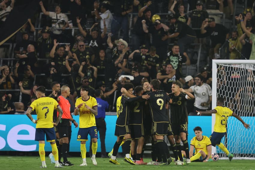 Jogadores do LAFC comemoram gol sobre o América do México