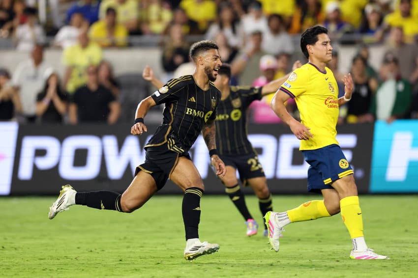 Denis Bouanga, do Los Angeles FC, comemora seu gol sobre o América do México