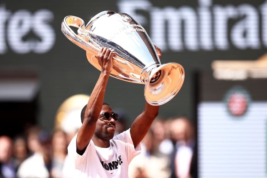 Atacante francês Dembélé com a Champions em Roland Garros (Foto: Anne-Christine POUJOULAT / AFP)