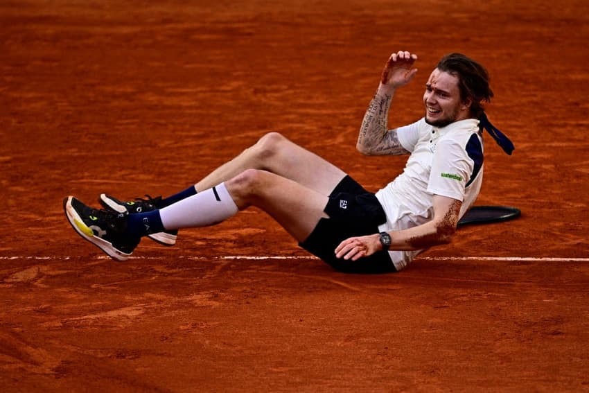 A emoção do cazaque Alexander Bublik após derrotar Jack Draper em Roland Garros (Foto: JULIEN DE ROSA / AFP)