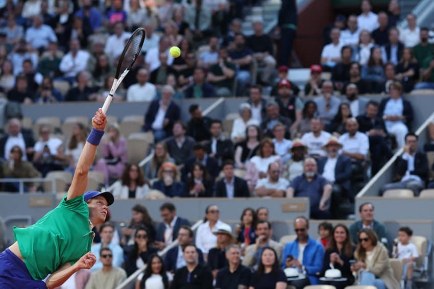 O italiano Jannik Sinner saca na vitória sobre o russo Andrey Rublev (Foto: Alain JOCARD / AFP)
