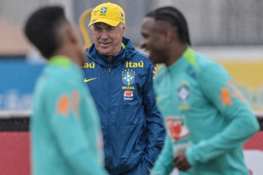 Ancelotti no treino da Seleção (Foto: Nelson ALMEIDA / AFP)