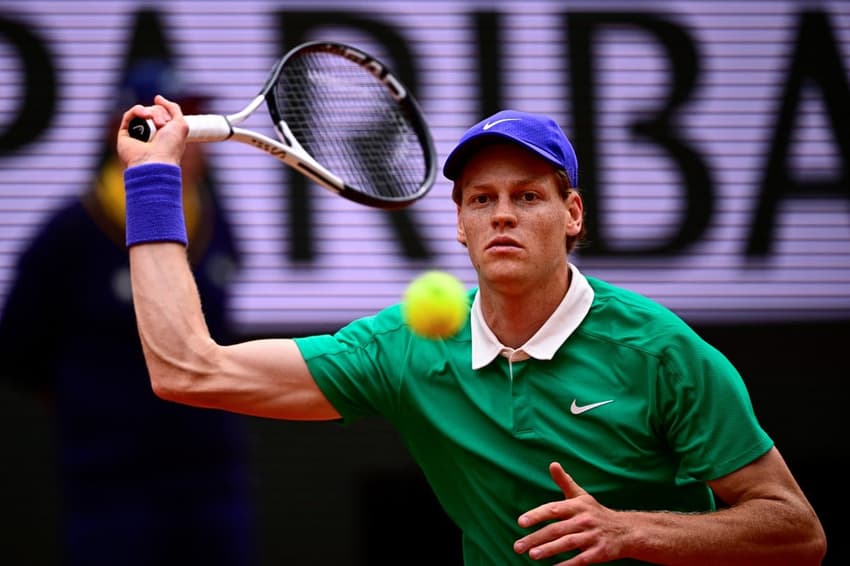 O italiano Jannik Sinner na viória sobre o cazaque Alexander Bublik em Roland Garros (Foto: JULIEN DE ROSA / AFP)