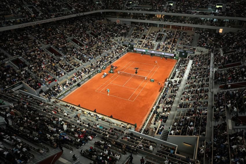 Quadra Philippe Chatrier, a central de Roland Garros, na semifinal entre a polonesa Iga Swiatek e a bielorrussa Aryna Sabalenka (Foto: Dimitar DILKOFF / AFP)