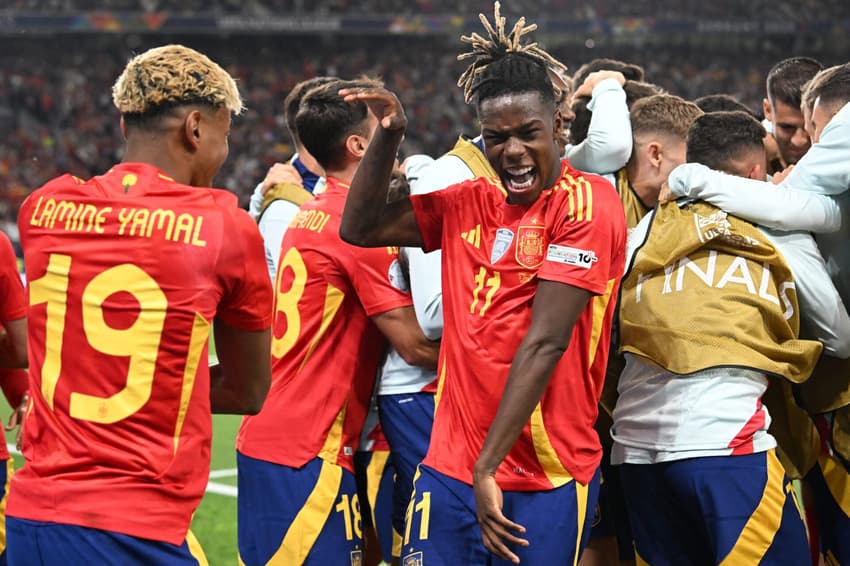 Espanha comemora gol contra a França (Gol: THOMAS KIENZLE / AFP)