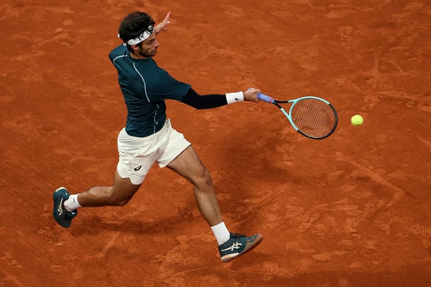 O italiano Lorenzo Musetti na partida cotnra o espanhol Carlos Alcaraz em Roland Garros (Foto: Alain JOCARD / AFP)