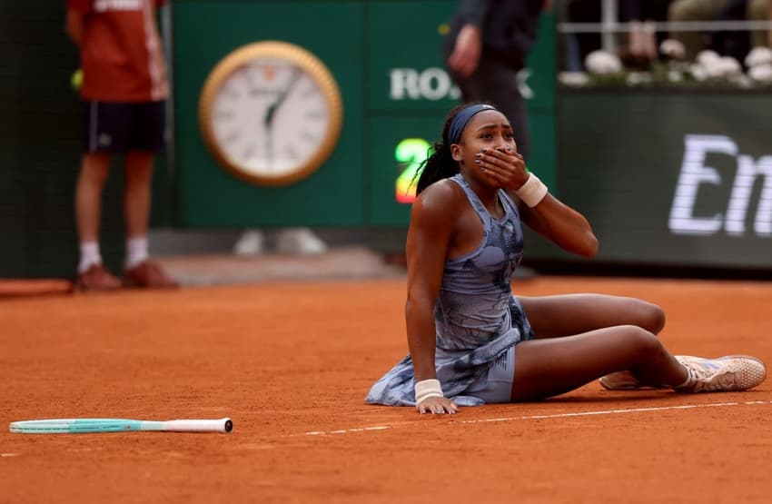 Coco Gauff parece não acreditar na vitória sobre a bielorrussa Aryna Sabalenka na final de Roland Garros (Foto: ALAIN JOCARD / AFP)