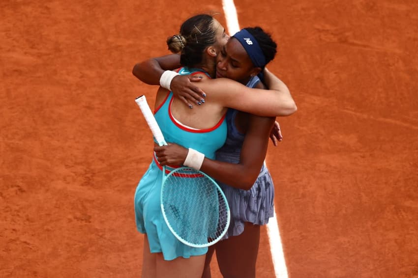 A campeã Coco Gauff é abraçada por Aryna Sabalenka após a vitória na final de Roland Garros (Foto: Thibaud MORITZ / AFP)