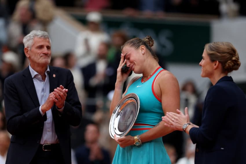 A frustração da bielorrussa Aryna Sabalenka após a derrota para a americana Coco Gauff na final de Roland Garros (Foto: Alain JOCARD / AFP)