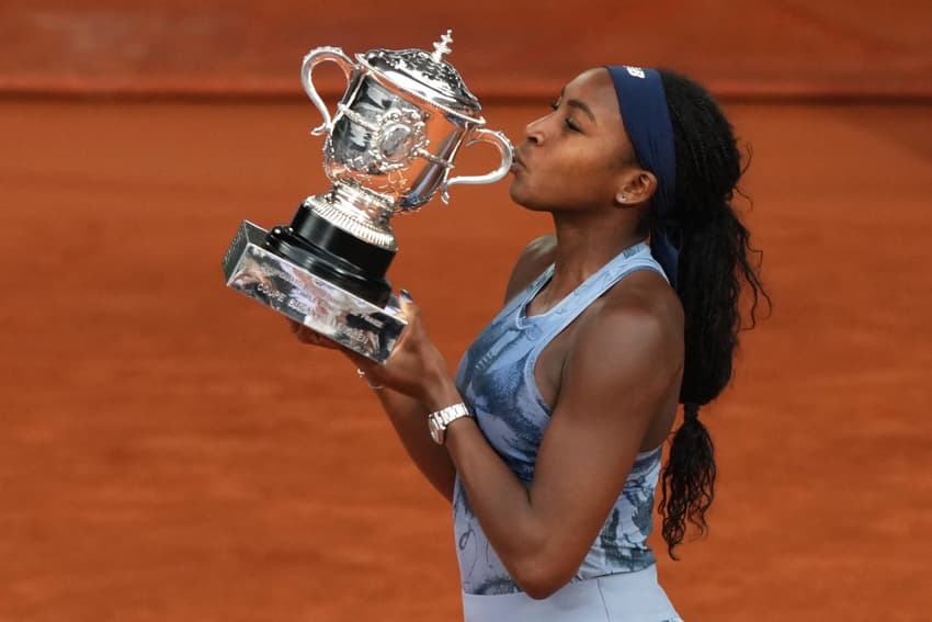 A americana Coco Gauff beija o troféu de Roland Garros (Foto: Dimitar DILKOFF / AFP)