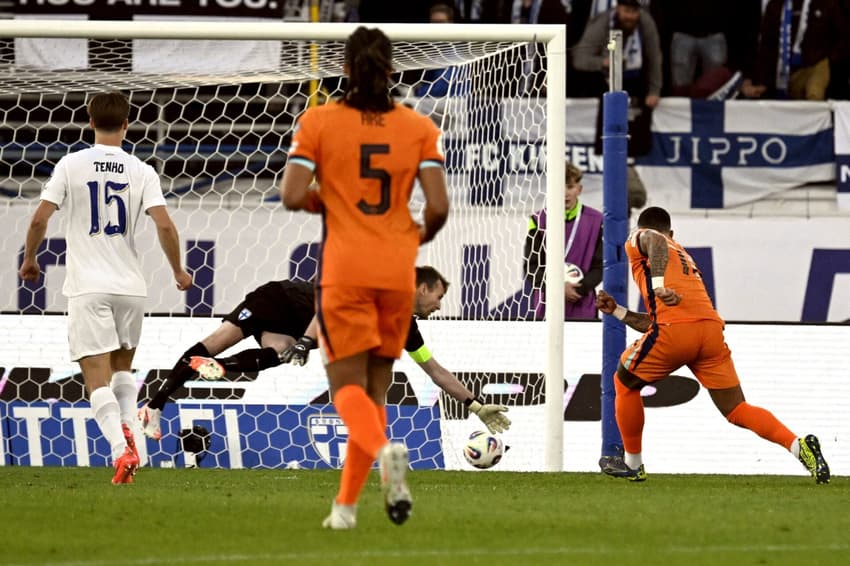 Memphis aproveitou bobeada da defesa para marcar (Foto: Markku Ulander / LEHTIKUVA / AFP)