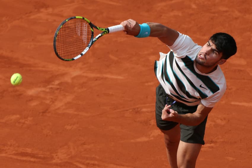 Carlos Alcaraz saca na final de Roland Garros (Foto: Alain JOCARD / AFP)