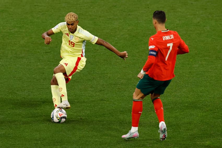Yamal e Cristaino Ronaldo em ação em Portugal x Espanha (Foto: Alexandra Beier/ AFP)