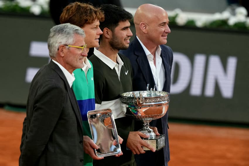 O presidente da Federação Francesa, Gilles Moretton, Jannik Sinner, Carlos Alcaraz e Andre Agassi na premiação em Roland Garros (Foto: Dimitar DILKOFF / AFP)