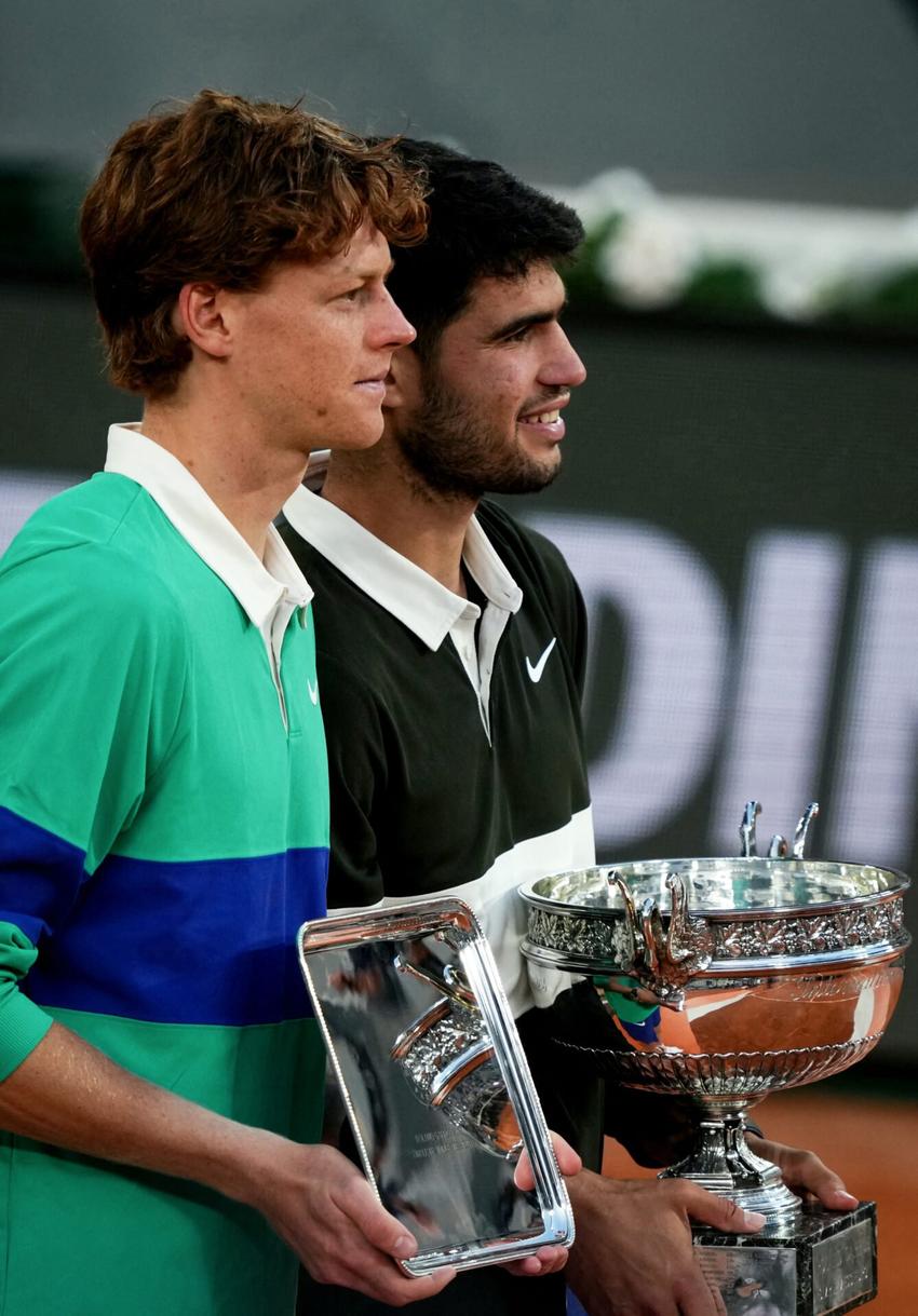 Alcaraz e Sinner com seus respectivos prêmios de Roland Garros (Foto: Dimitar DILKOFF / AFP)