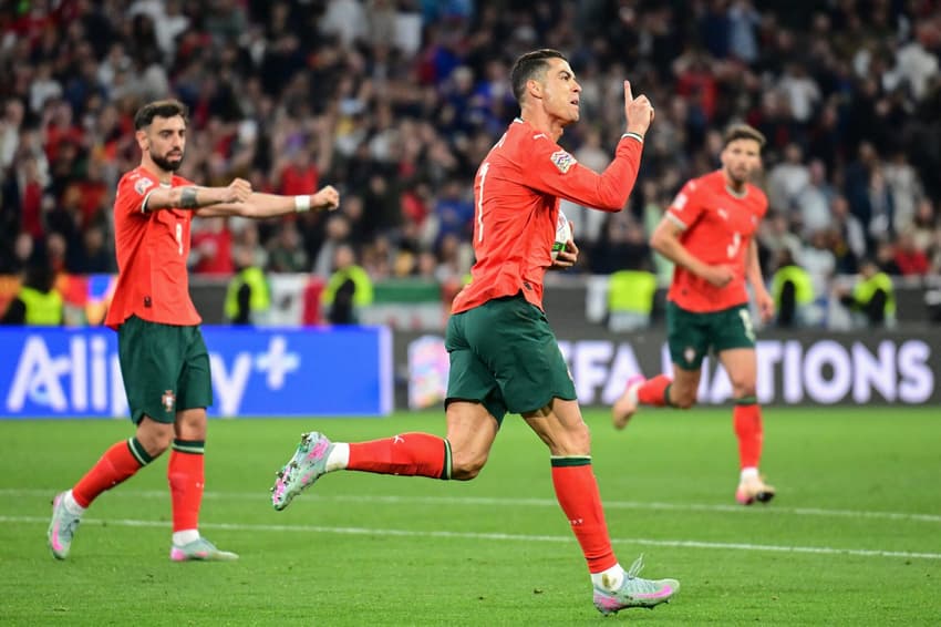 Cristiano Ronaldo fez um dos gols do título em Portugal x Espanha (Foto: Tobias SCHWARZ / AFP)