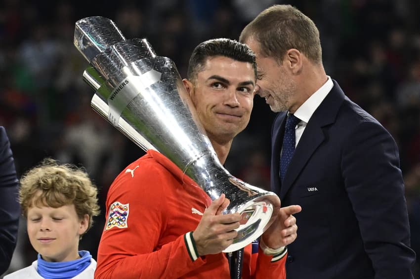 Cristiano Ronaldo levantou a taça da Nations League (Foto: John MACDOUGALL / AFP)