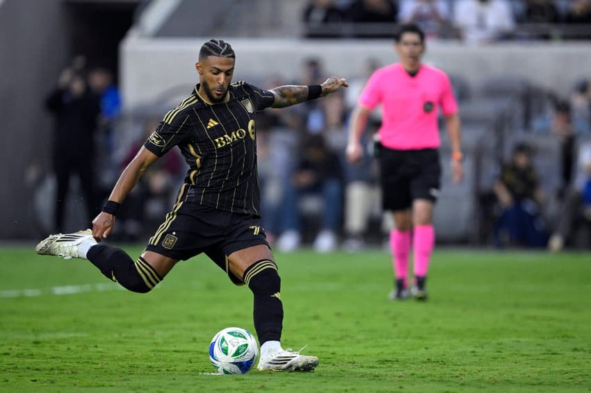 Denis Bouanga, do Los Angeles FC (#99), converte pênalti contra o Sporting Kansas City (Foto: Orlando Ramirez/AFP)