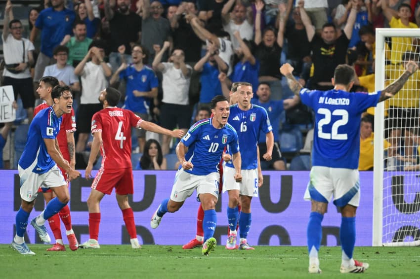 Itália celebrando gol diante da Moldávia