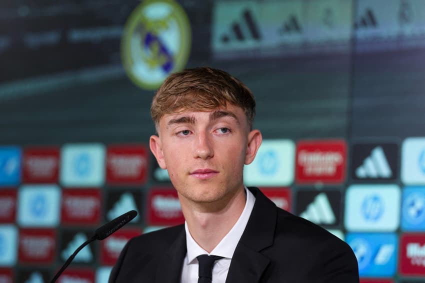 Dean Huijsen foi apresentado pelo Real madrid em Valdebebas (Foto: Pierre-Philippe Marcou/AFP)