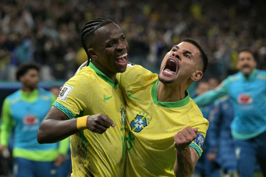 Vini Jr e Bruno Guimarães celebram gol da Seleção Brasileira (Foto: NELSON ALMEIDA / AFP)