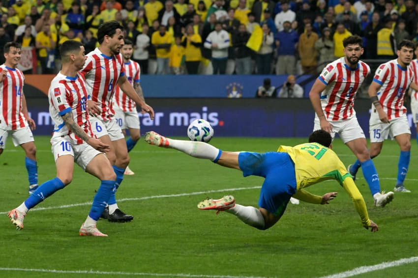 Matheus Cunha perdeu oportunidade de gol em Brasil x Paraguai (Foto: NELSON ALMEIDA / AFP)