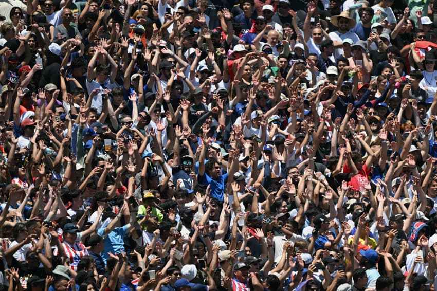 Torcedores do PSG na estreia da equipe no Mundial de Clubes