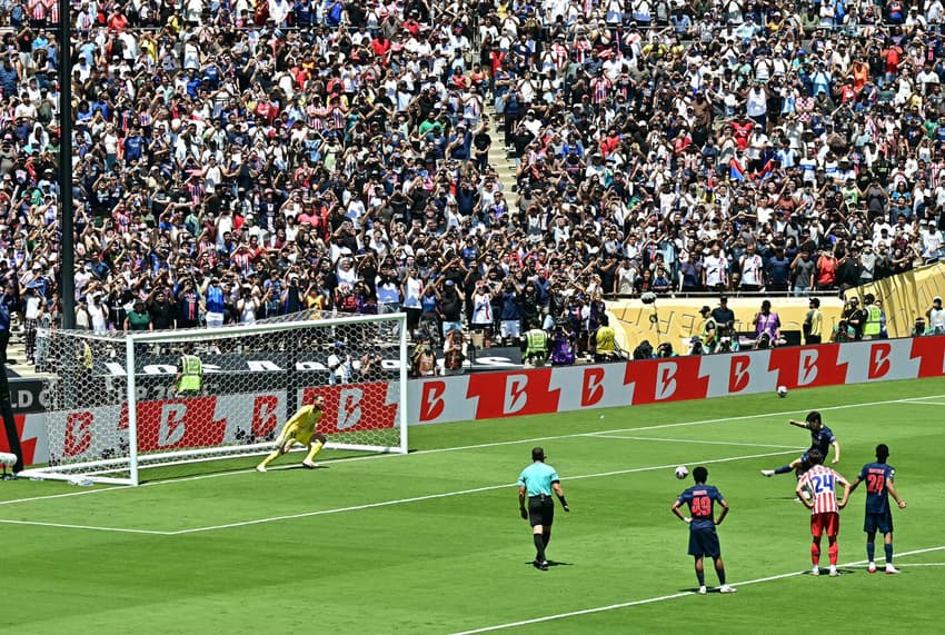 Atacante sul-coreano Lee faz, de pênalti, quarto gol do PSG sobre o Atlético de Madrid (Foto: Frederic J. Brown/AFP)