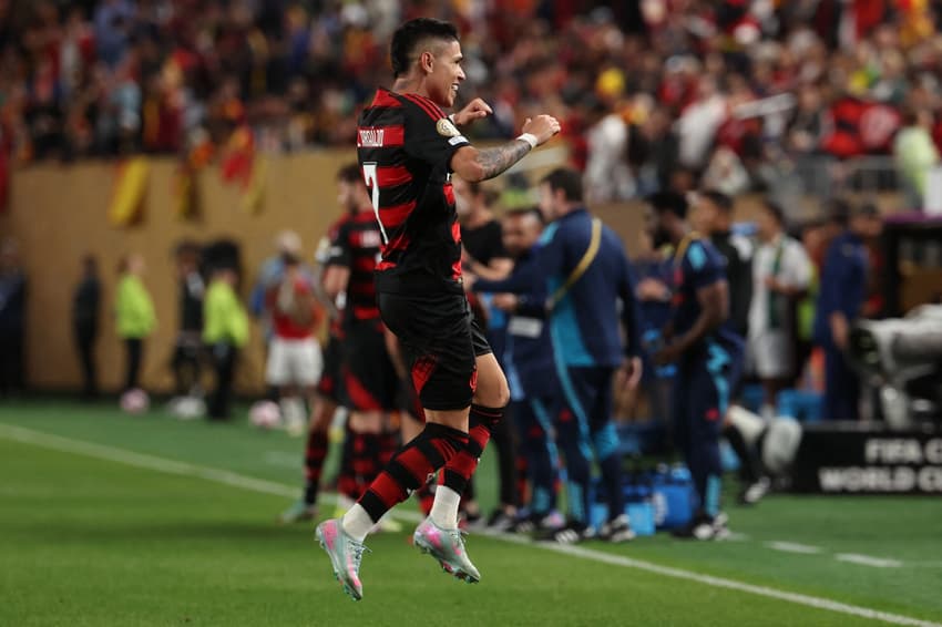 Luiz Araújo comemora gol do Flamengo no Mundial