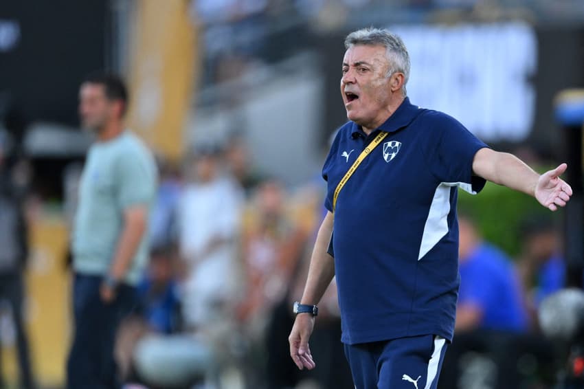 Domenec Torrent comandou o Monterrey no empate em 0 a 0 com o River Plate no Mundial de Clubes (Foto: Patrick T. Fallon / AFP)