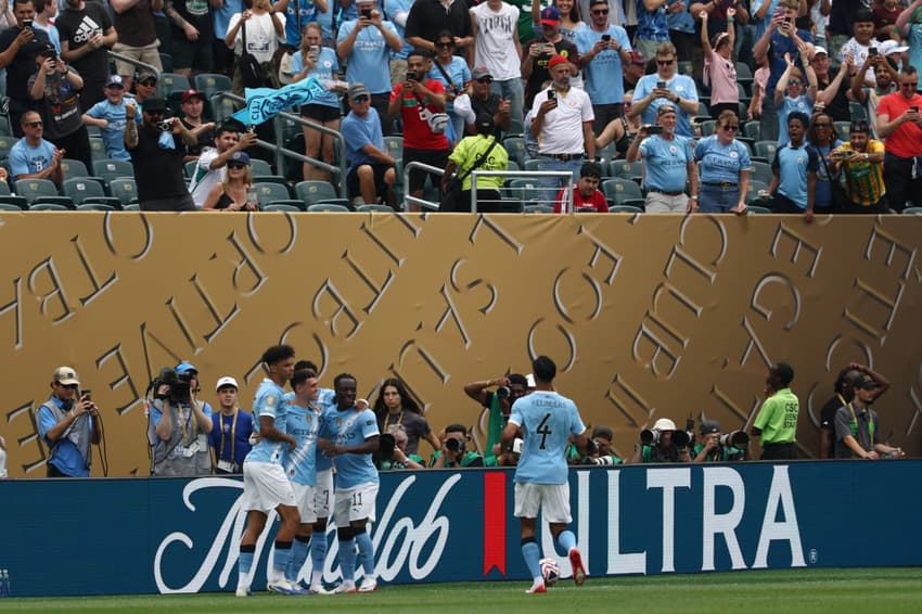 Jogadores do City comemoram gol de Foden contra o Wydad no Mundial (Foto: FRANCK FIFE / AFP)