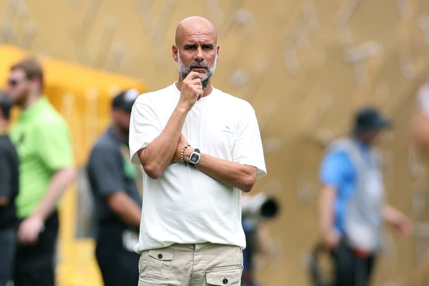 Guardiola na beira de campo em Manchester City x Wydad Casablanca no Mundial (Foto: CHARLY TRIBALLEAU / AFP)