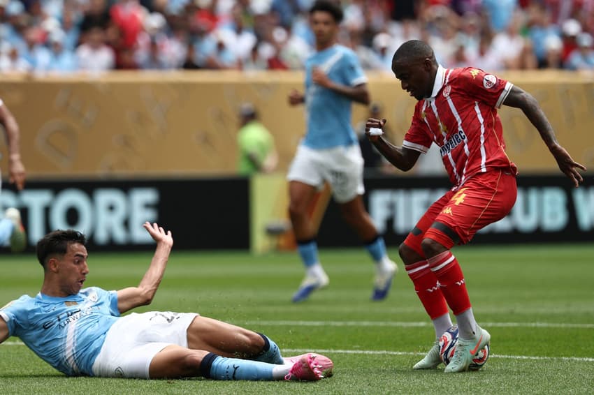 Vitor Reis em ação em Manchester City x Wydad Casablanca pelo Mundial (Foto: FRANCK FIFE / AFP)