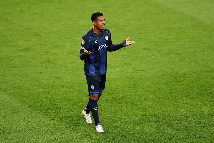 John Kennedy defende o Pachuca no Mundial (Foto: Michael Reaves / Getty Images North America / Getty Images via AFP)