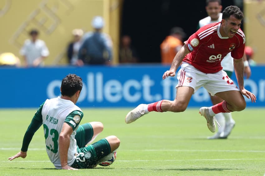 Veiga protagonizou lance polêmico em Palmeiras x Al-Ahly (Foto: FRANCK FIFE / AFP)