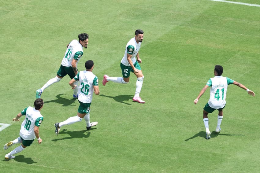 Jogadores do Palmeiras comemoram primeiro gol contra o Al Ahly (Foto: Charly Triballeau/ AFP)